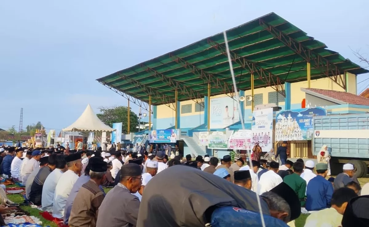 Ribuan warga Majene padati Stadion Prasamya untuk Sholat Idul Fitri 1447 H. Bupati Andi Syukri ajak publik perkuat persaudaraan & bangun daerah.