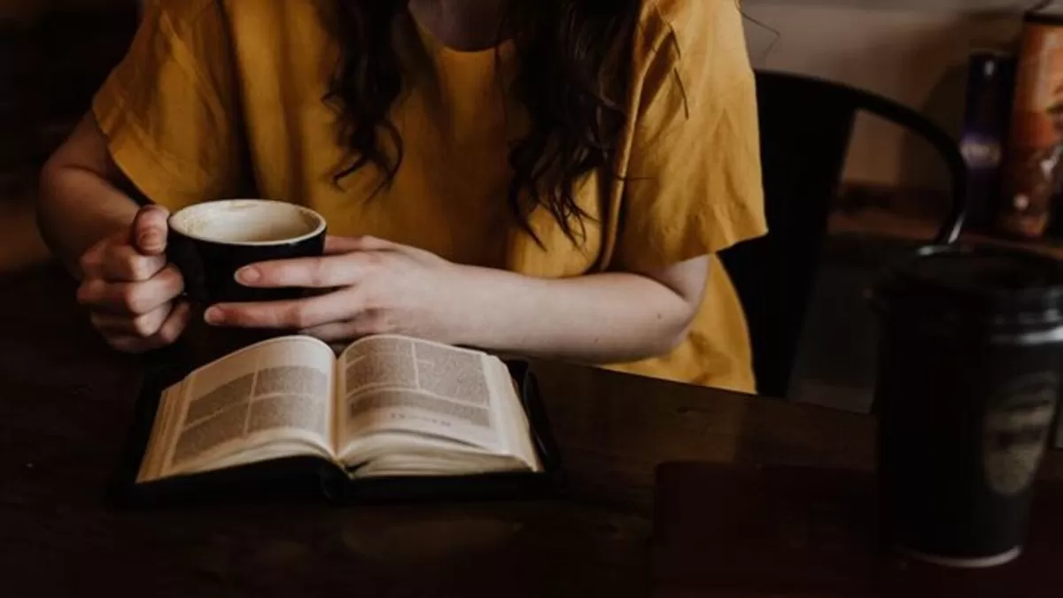Riset Jinhaksa mengungkap 30% siswa Korea sulit fokus baca teks panjang akibat konten video pendek. Simak dampak ngeri "otak instan" bagi pendidikan.