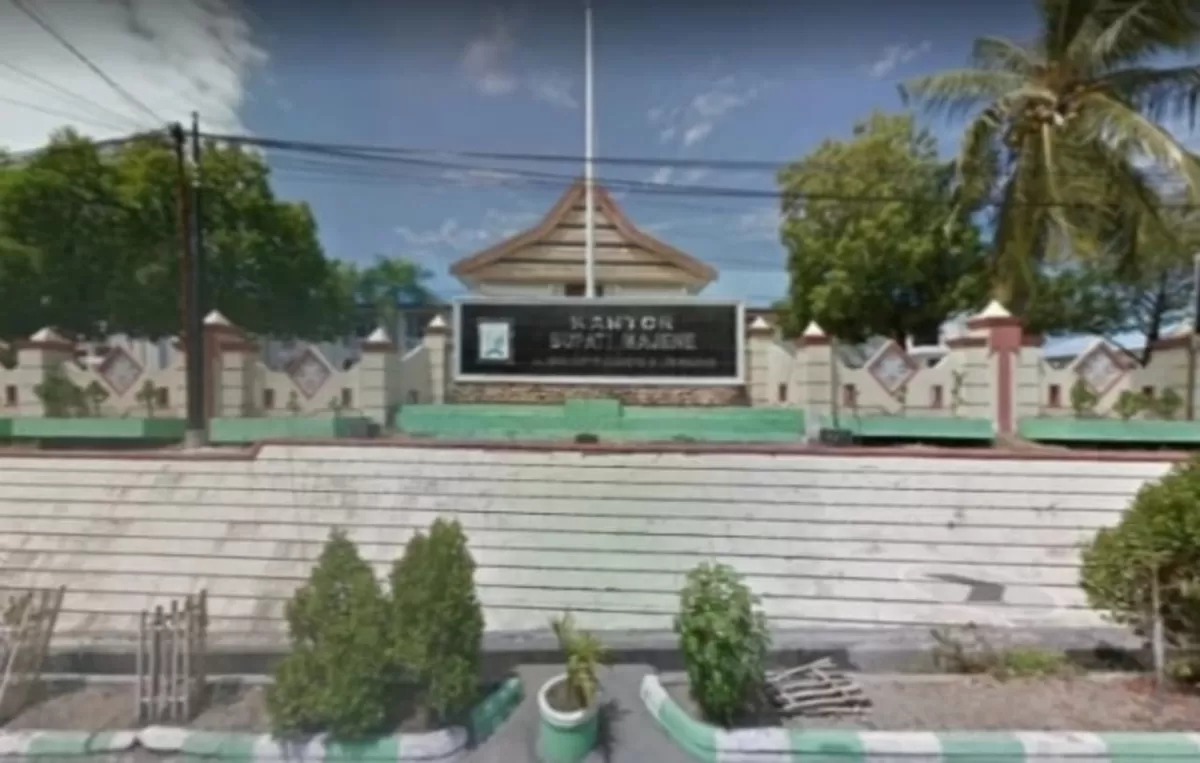 Pemkab Majene terapkan WFA bagi ASN jelang Nyepi & Idul Fitri 2026 sesuai SE Bupati. Layanan publik tetap optimal, pejabat struktural wajib di kantor.