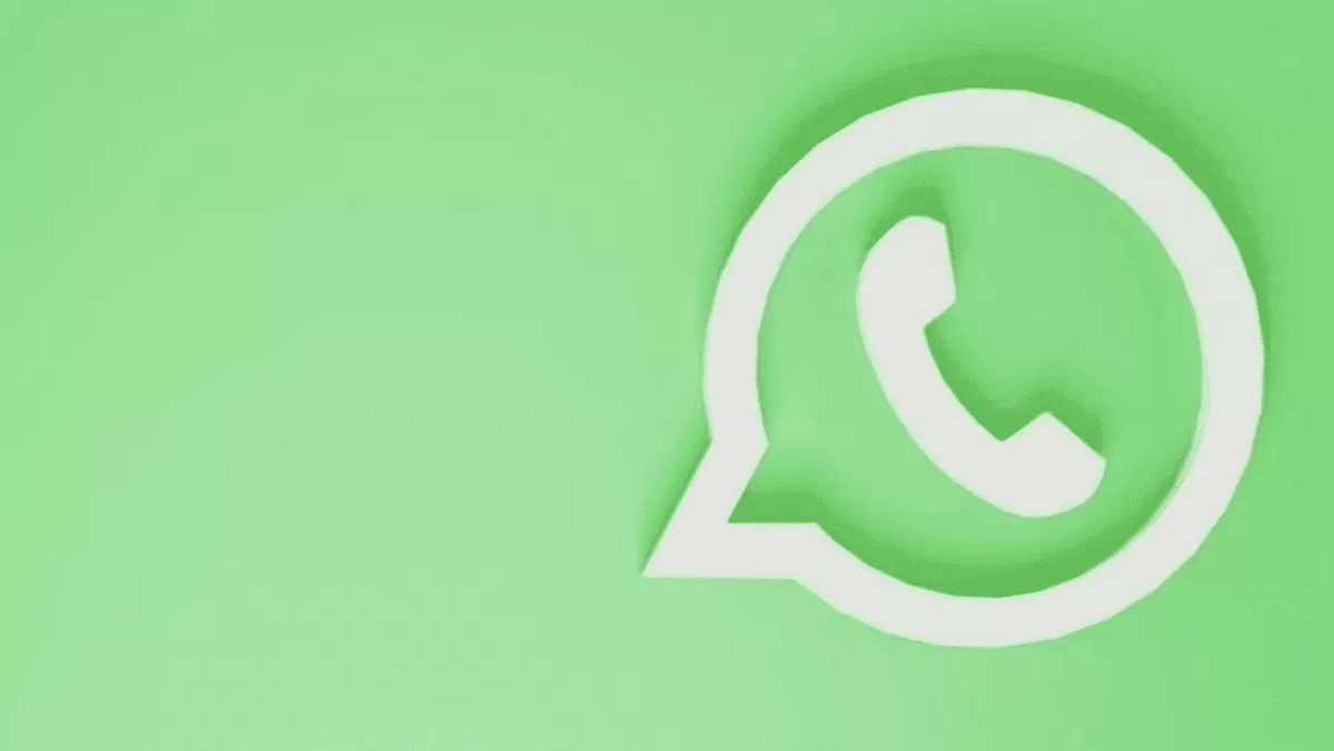 Kenali 6 ciri akun WhatsApp disadap, dari kode OTP misterius hingga pesan terkirim sendiri. Simak panduan lengkap cara cegah peretasan di sini!