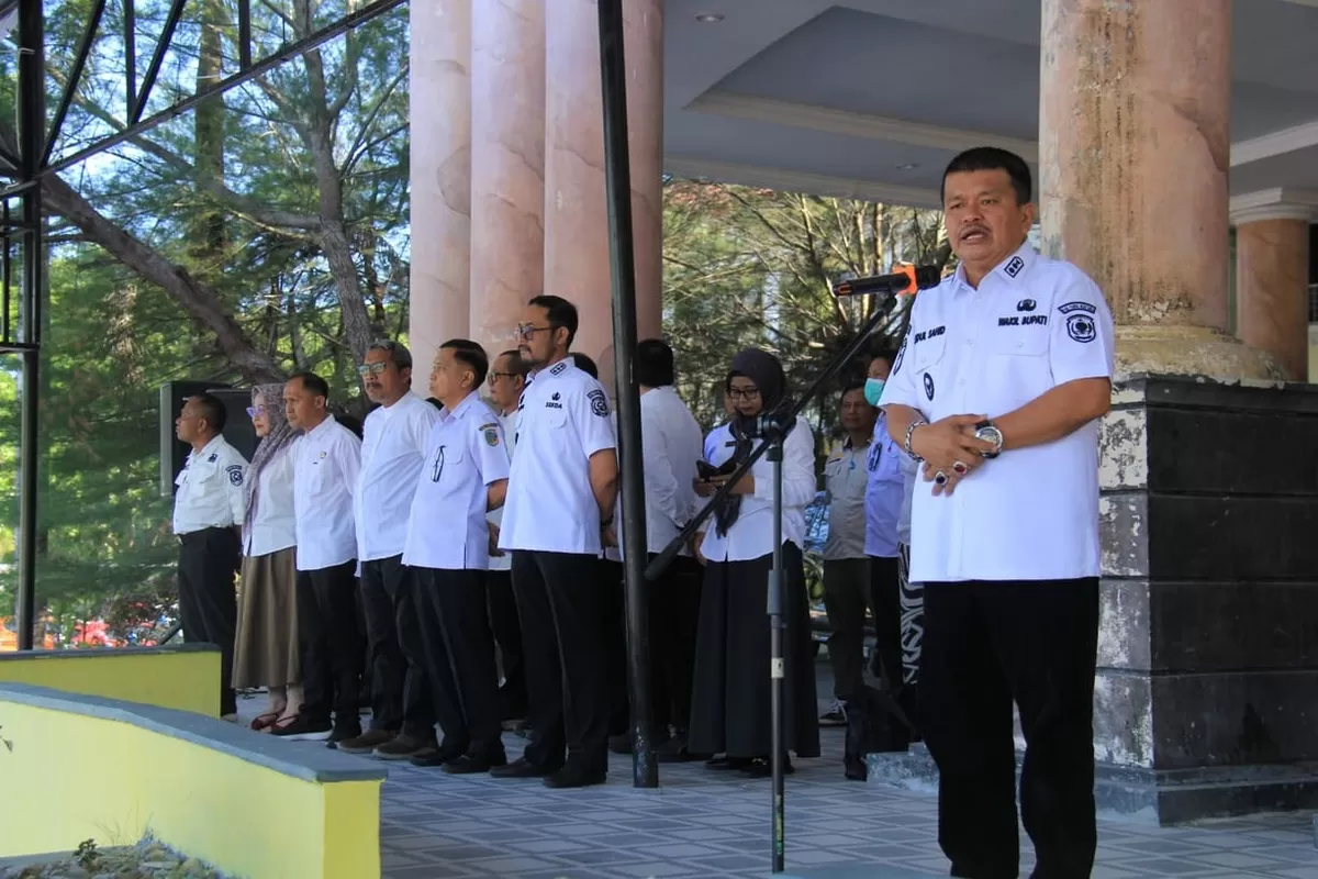 Wakil Bupati Abdul Sahid instruksikan ASN Parigi Moutong disiplin pasca Lebaran. Fokus pada kebersihan kerja dan pelayanan KTP tanpa prosedur berbelit.