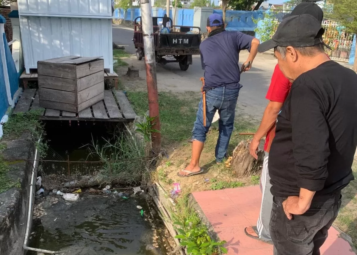 Aksi nyata warga Labuang Utara bersihkan area stadion & kantor lurah. Budaya gotong royong hidup kembali demi lingkungan bersih, sehat, dan nyaman.