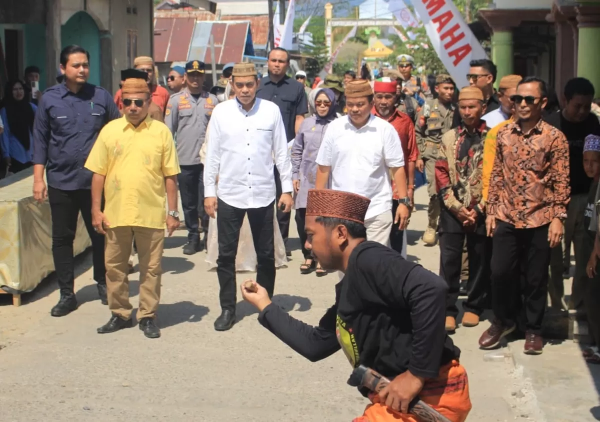 Bupati Erwin Burase puji Pemuda Tugu Perdamaian di Lebaran Ketupat Bantaya. Simbol persatuan warga sekaligus alarm keras lawan peredaran narkoba.