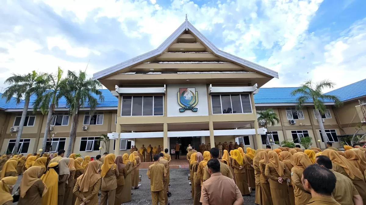 Bupati Majene Andi Achmad Syukri pimpin apel perdana pasca-Lebaran. Fokus pada percepatan program kerja OPD dan peningkatan kualitas pelayanan publik.