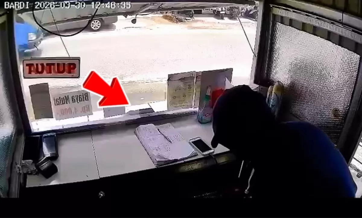 Aksi perampokan nekat terjadi di Kios BRI Link Jalan Garuda, Palu. Pelaku bersenjata badik gasak Rp13 juta di siang bolong saat jalanan ramai. Simak kronologinya.