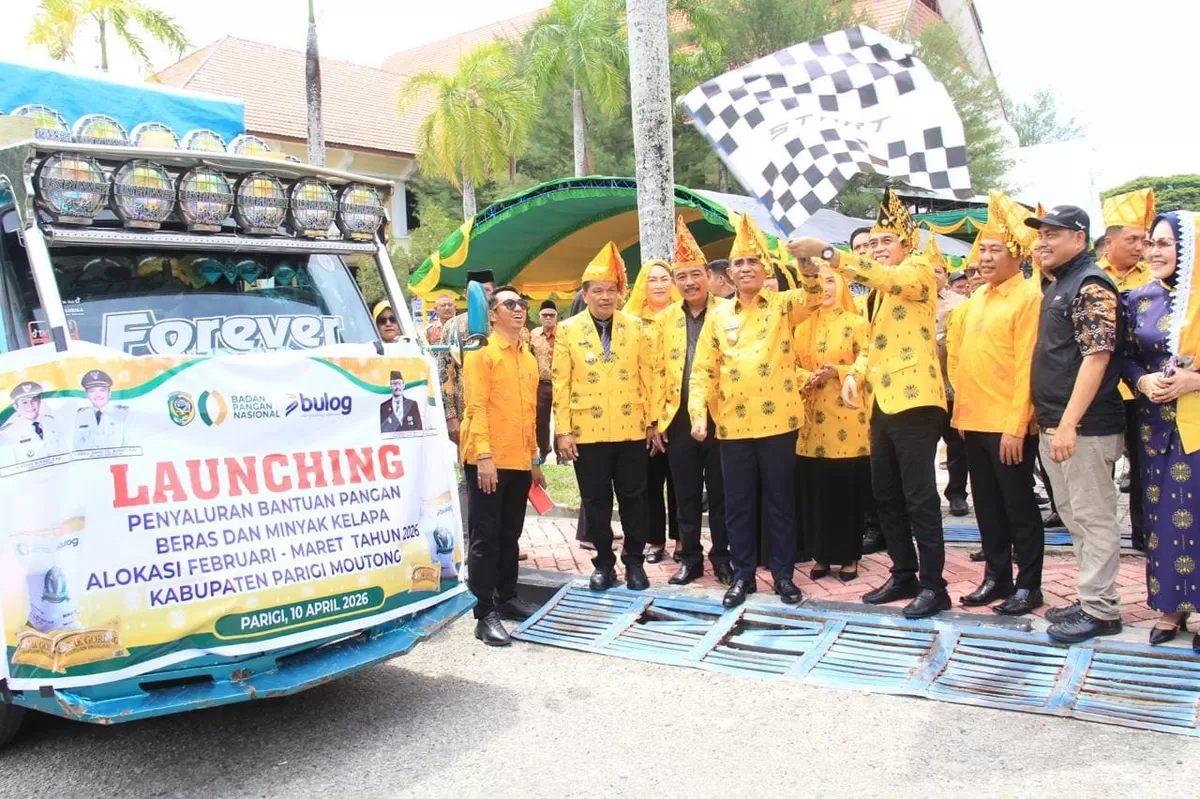 Rayakan HUT ke-24, Pemkab Parigi Moutong dan Pemprov Sulteng gelar Gerakan Pangan Murah. Solusi nyata tekan inflasi dan jaga daya beli warga di Alun-Alun.