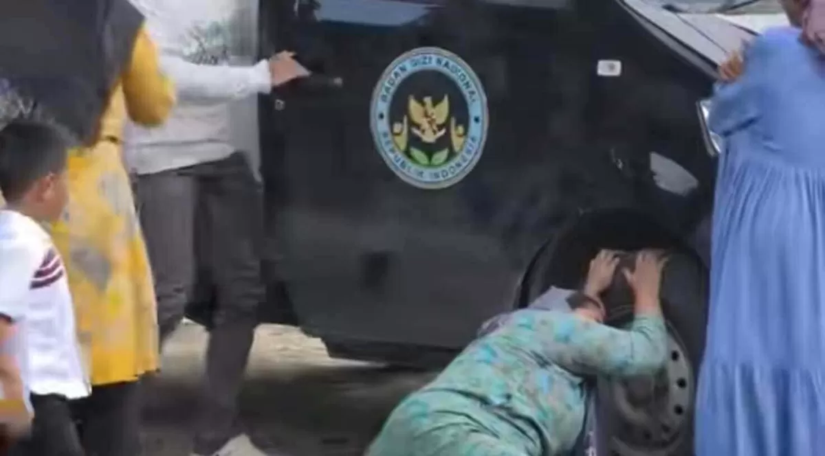 Viral video ibu menangis peluk ban mobil Makan Bergizi Gratis di Indramayu. Ternyata balita tidak terlindas, hanya bermain di kolong. Kondisi sehat.