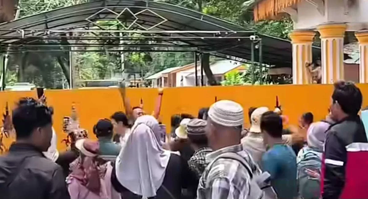 Ribuan korban banjir geruduk Kantor Bupati Langkat tagih bantuan Jadup. Syah Afandin percepat kepulangan dari Jakarta & janji bawa warga temui Mensos.