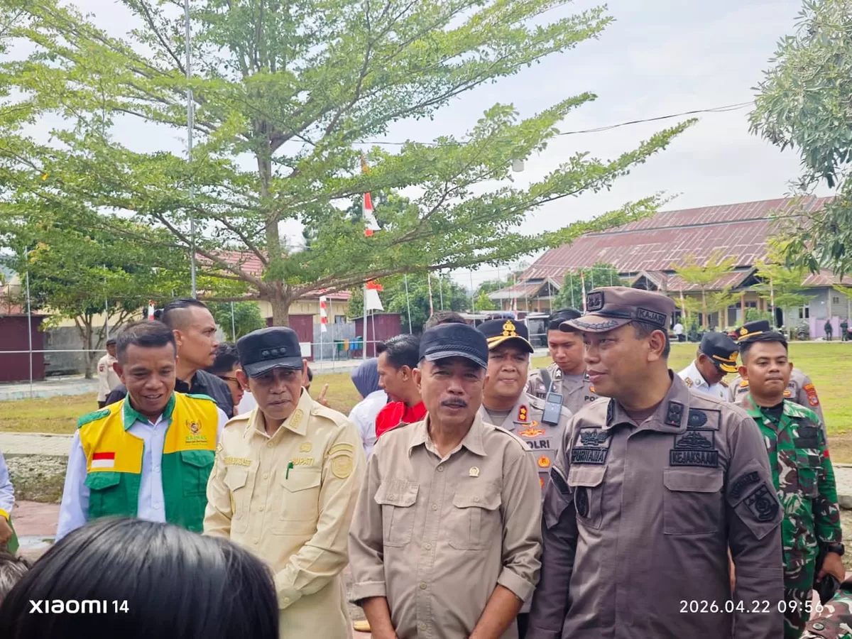 Ketua DPRD Parimo hadiri langsung pembukaan TMMD ke-128 di Desa Sausu Trans. Bagi sembako, pantau layanan kesehatan, tegaskan dukungan legislatif untuk desa.