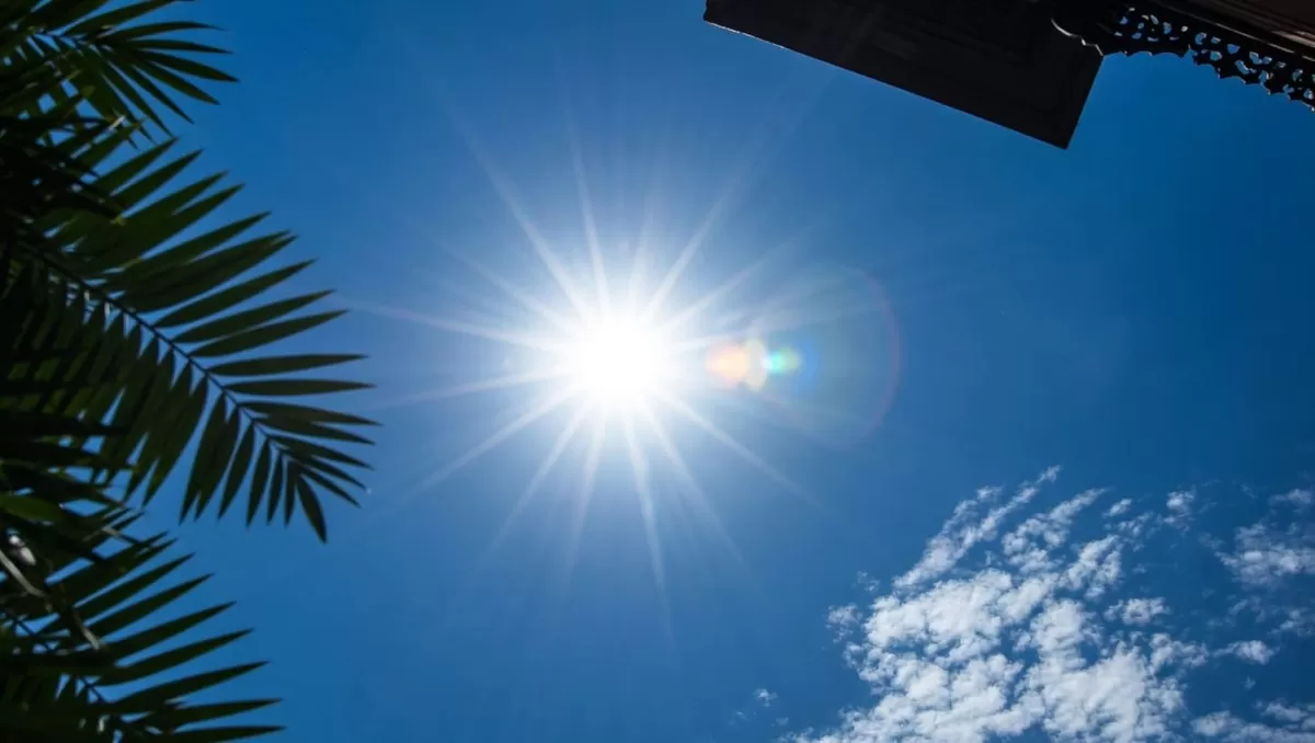 Suhu Palu capai 35&deg;C, masuk 5 besar kota terpanas nasional. BMKG imbau warga waspada dehidrasi dan stop bakar sampah demi cegah kebakaran.