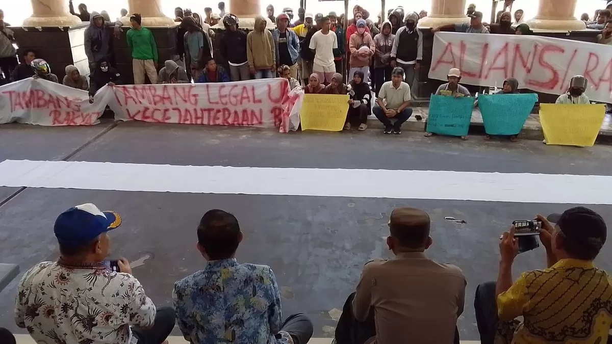 Warga Ampibabo geruduk kantor Bupati Parigi Moutong. Mereka menuntut legalitas tambang emas demi kepastian hukum dan urusan perut rakyat.