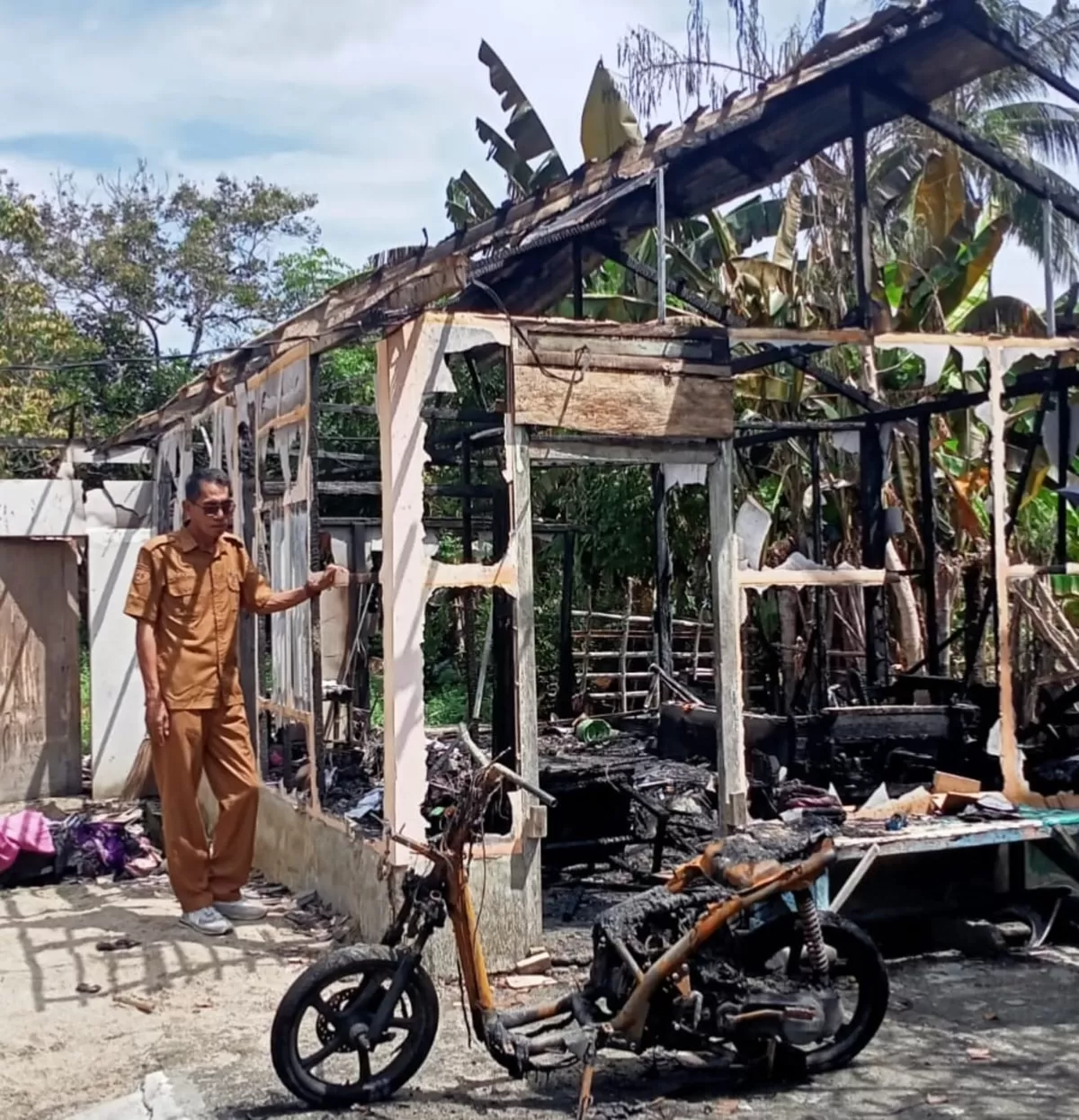 Kebakaran rumah melanda Desa Donggulu Selatan akibat korsleting listrik. Satu keluarga kehilangan tempat tinggal dan butuh bantuan logistik.