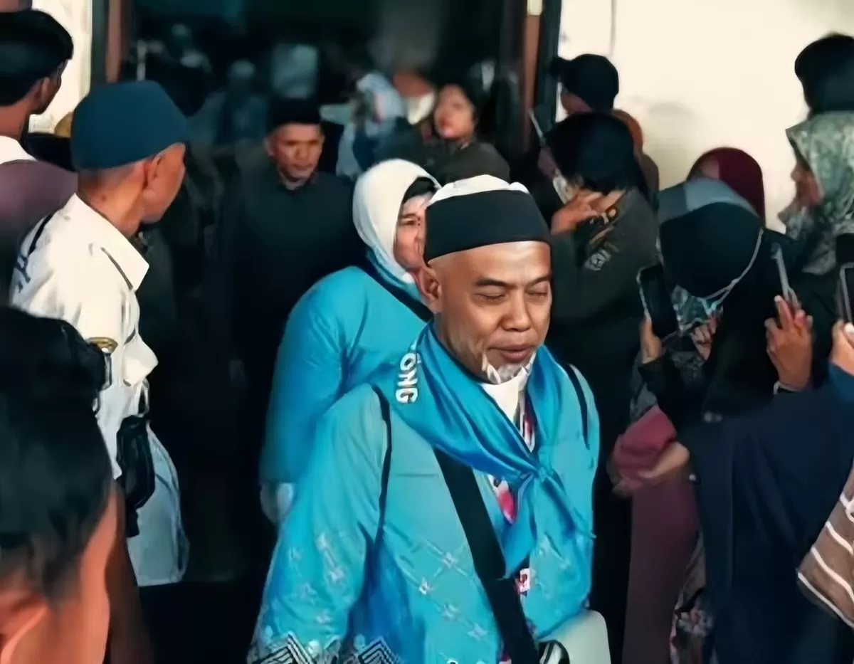 Kisah Muhtadin, kakek berusia 93 tahun yang berangkat haji sendiri tanpa istri akibat keterbatasan kuota lansia. Simak data lengkap partisipasi jamaah perempuan yang mendominasi keberangkatan asal Par
