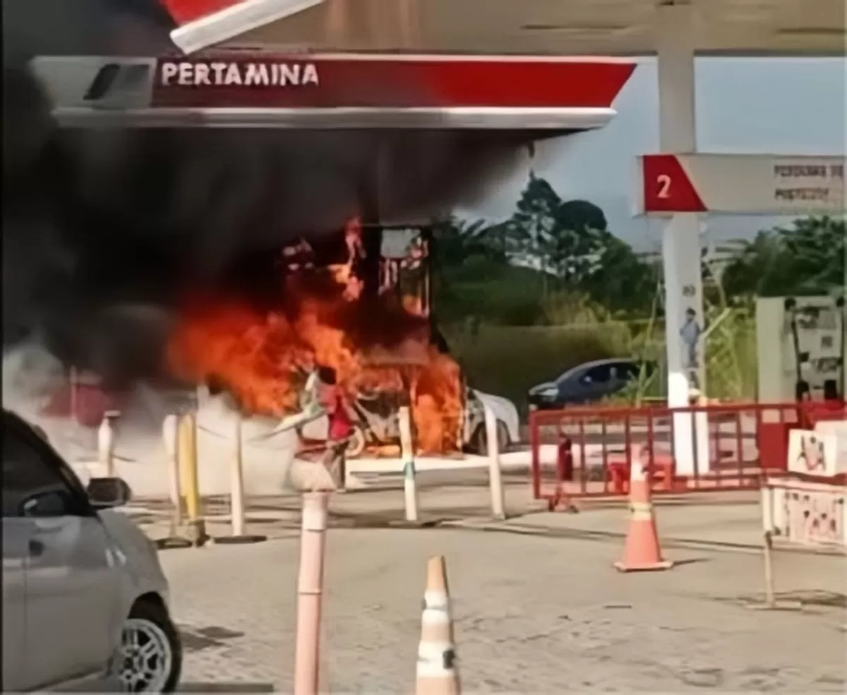 Insiden mobil terbakar di SPBU Bahodopi Morowali picu kepanikan. Asap hitam membumbung saat warga antre BBM. Simak kronologi lengkapnya.