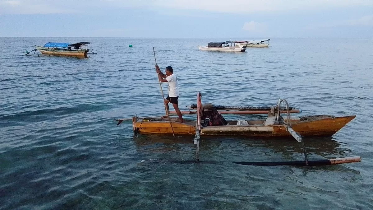 Kakek di Parigi Moutong rela membelah malam demi kepulan asap dapur, tinggalkan tawa sang cucu demi mencari sesuap nasi di tengah laut Lebo.