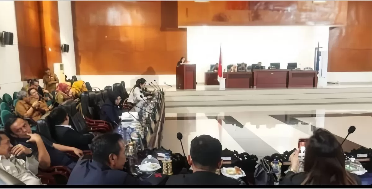 Warga Parigi Moutong mengeluh cuma bisa lihat belakang kepala penonton saat konser. Legislator desak Lapangan Toraranga aktif lagi.