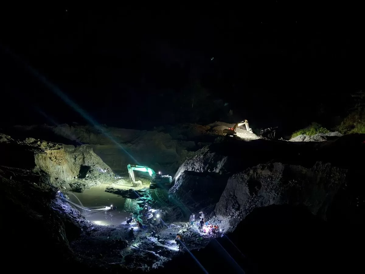 Rekaman video Senin 18 Mei 2026 tunjukkan tambang emas liar Sausu Torono nekat beroperasi malam hari. Dugaan beking oknum aparat semakin menguat.