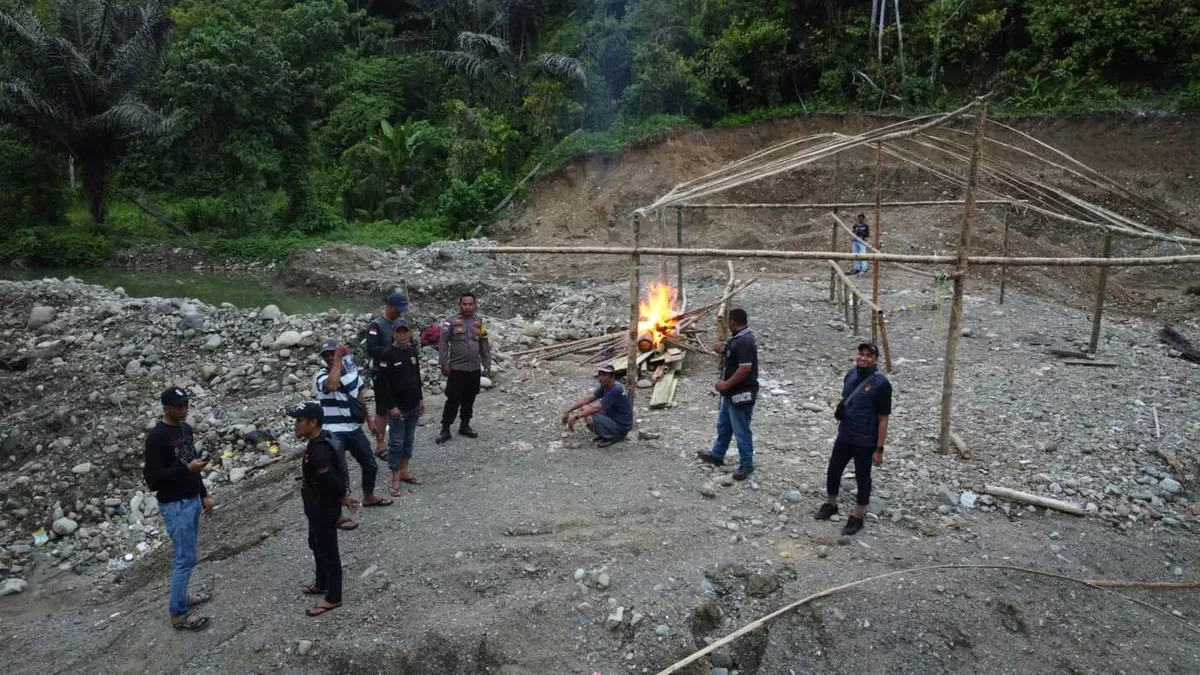 Polres Parigi Moutong sisir lokasi diduga tambang emas ilegal di Desa Maleali. Polisi hanya temukan sisa galian dan membakar camp kosong.
