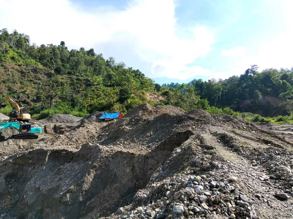 Bisnis hilir migas SPBU Sausu terseret dugaan pasokan solar subsidi secara ilegal demi hidupi operasional tambang emas tanpa izin.