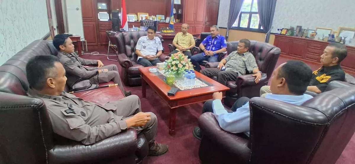 Bupati Parigi Moutong Erwin Burase meminta Kajari baru Dian Herdiman fokus mengawal hukum dan mengamankan aset milik pemerintah daerah.