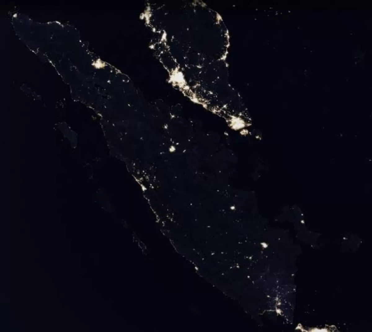 Pemadaman listrik massal melanda Sumatera akibat kerusakan transmisi di Jambi karena cuaca buruk. PLN pacu pemulihan bertahap.