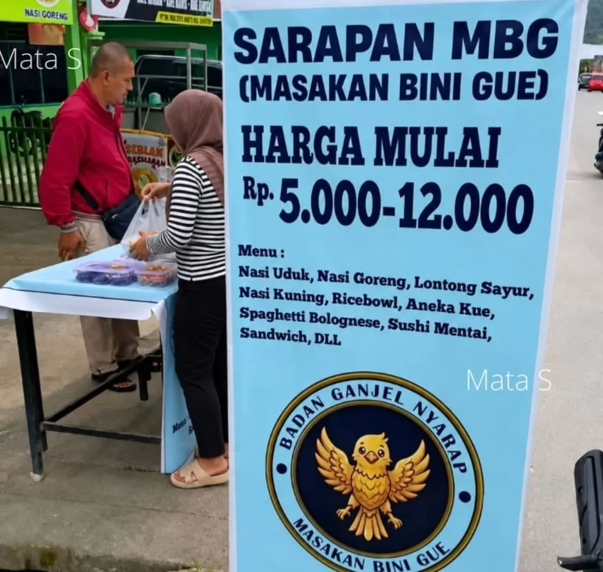 Lapak kaki lima Sarapan MBG viral di medsos karena jual sushi mentai murah dengan slogan kocak Solusi Perut Paling Gawat.