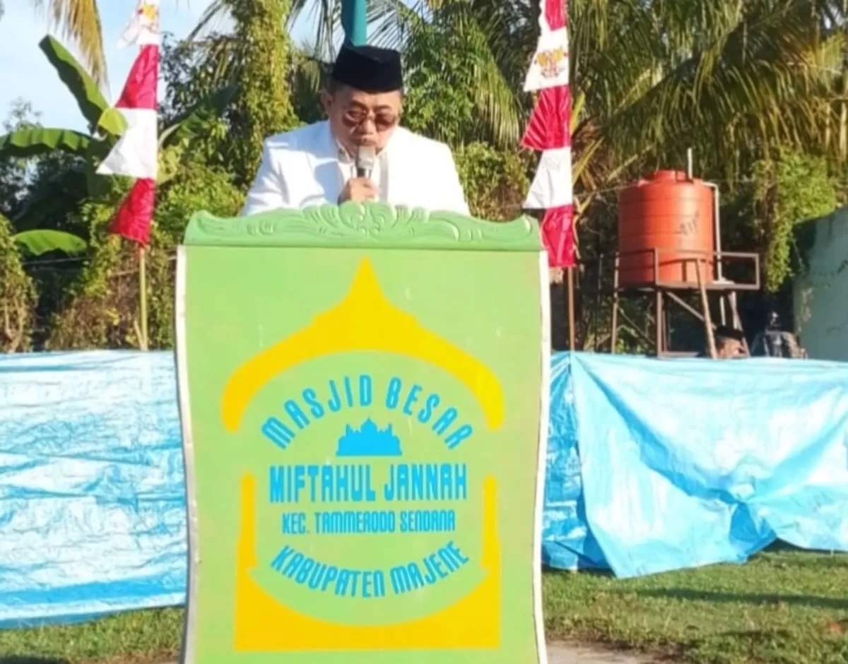 Bupati Majene Achmad Syukri Tammalele merayakan Idul Adha 1447 H di Tammerodo Sendana sambil mengajak warga mengikis sifat saling membenci.