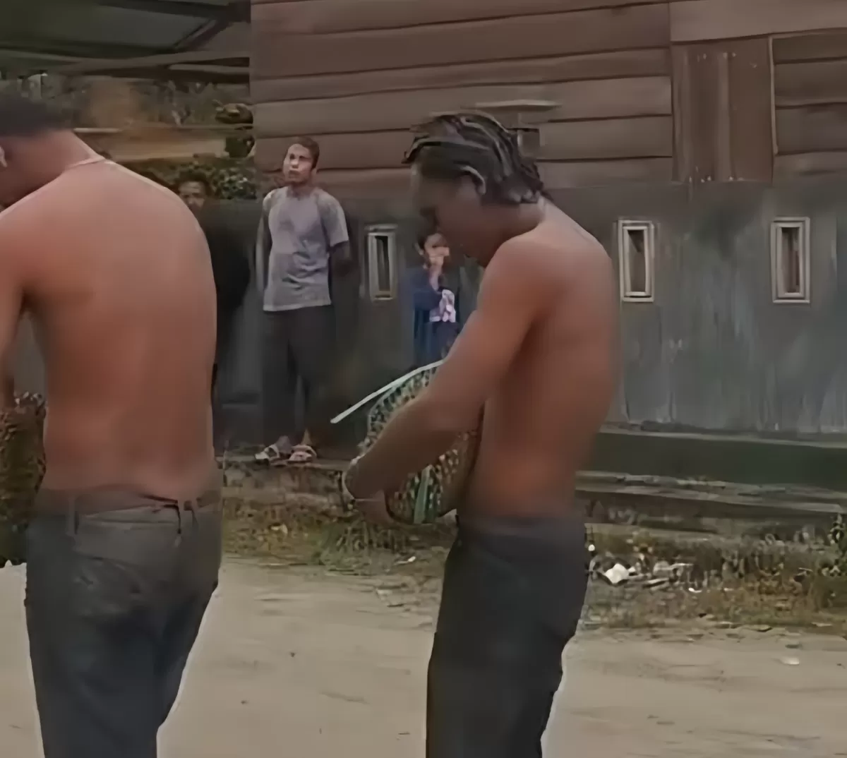 Warga Desa Posona Atas Parigi Moutong memberi sanksi sosial dengan mengarak terduga pencuri durian montong keliling kampung.