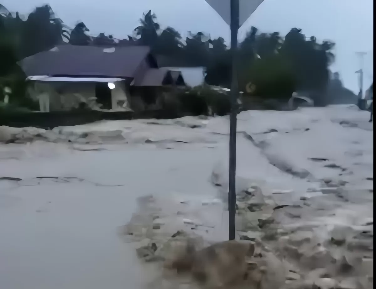 Banjir luapan sungai merendam puluhan rumah warga dan memutus Jalan Poros Napu di Desa Betalemba Poso akibat tanggul gereja jebol.