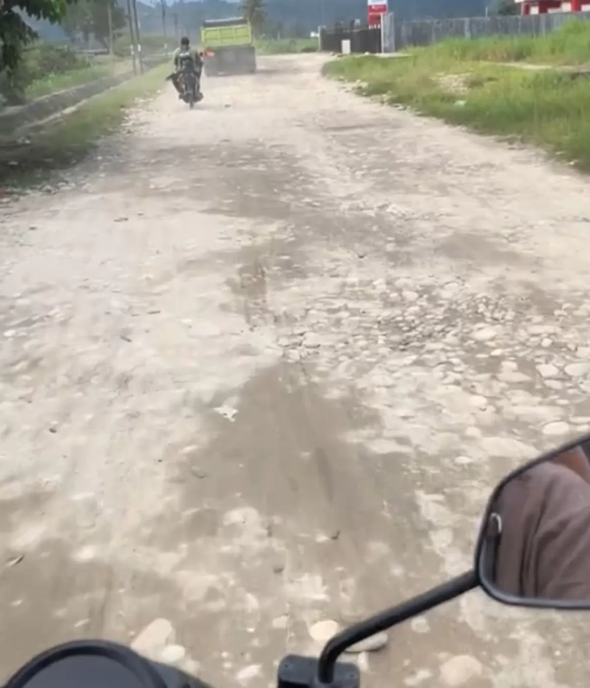 Kerusakan parah Jalan Wanamukti Bolano Lambunu Parigi Moutong memicu kritik kreatif warga yang menyindir kelambatan perbaikan infrastruktur.