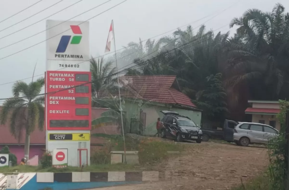 Pertamina didesak putus kontrak SPBU Emea Morowali yang diduga alirkan solar subsidi ke tambang galian C. Warga mengeluh kehabisan BBM setiap hari.