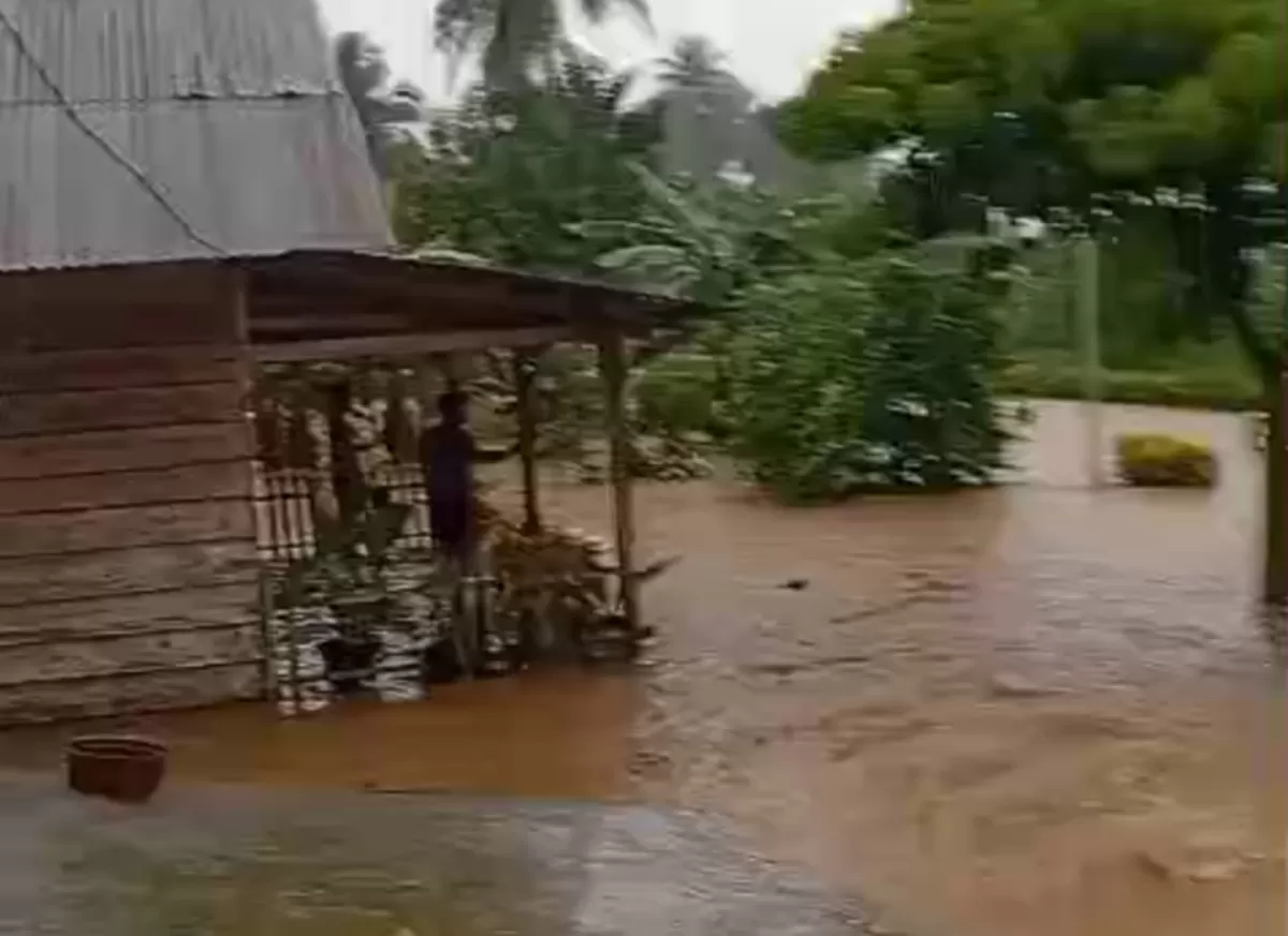 Tanggul Sungai Bosagon Jaya jebol setelah hujan deras mengguyur Parigi Moutong. Enam rumah warga dan satu hektare kebun kakao terendam.