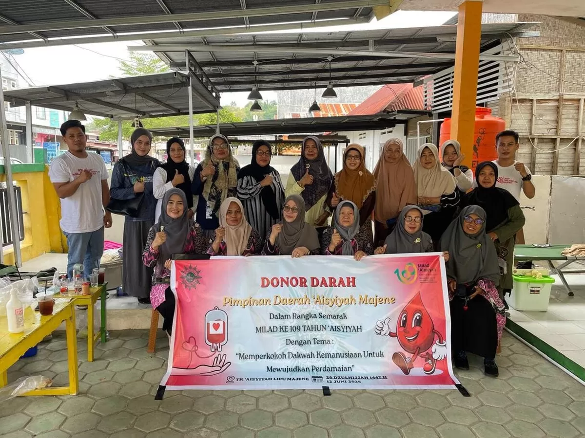 Merayakan Milad ke-109, organisasi perempuan Aisyiyah Majene menggelar aksi donor darah massal untuk bantu penuhi stok RSUD setempat.