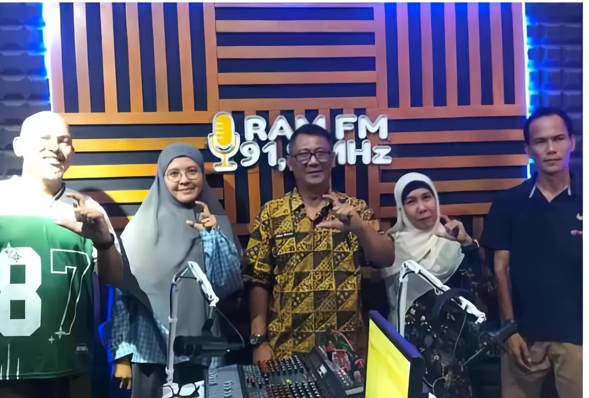 ​Diskominfo Majene memanfaatkan siaran podcast RAM FM untuk membumikan budaya kerja ASN BerAKHLAK agar pelayanan publik makin prima.