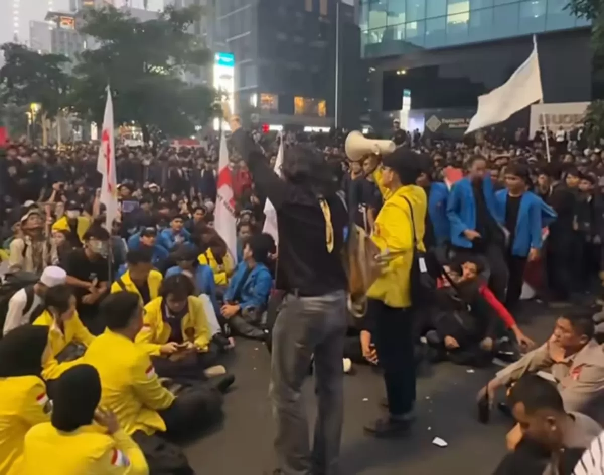 Demonstrasi mahasiswa hari ini padati Bundaran HI Jakarta. Massa tuntut penurunan harga BBM dan kritik program Presiden Prabowo.