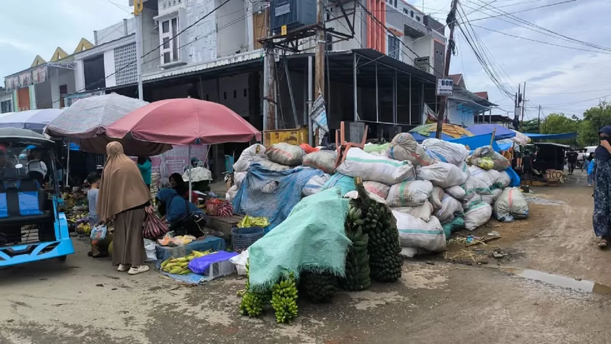 Tumpukan sampah karung busuk di Pasar Pekkabata Polewali Mandar mengganggu aktivitas pasar akibat penutupan tempat pembuangan akhir.