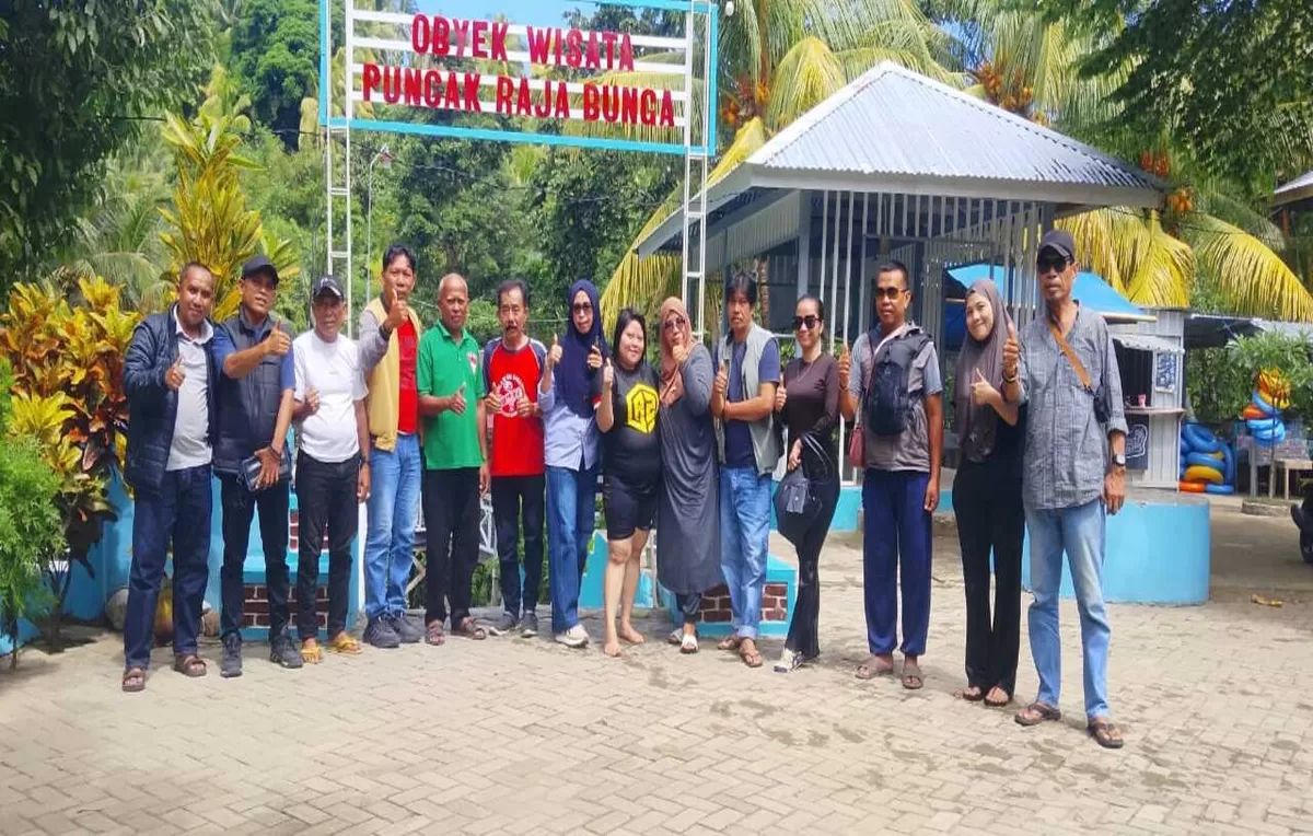 Puncak Raja Bunga Majene tawarkan panorama bukit hijau dan kolam jernih. IJS Sulbar siap bantu promosi wisata demi ekonomi warga