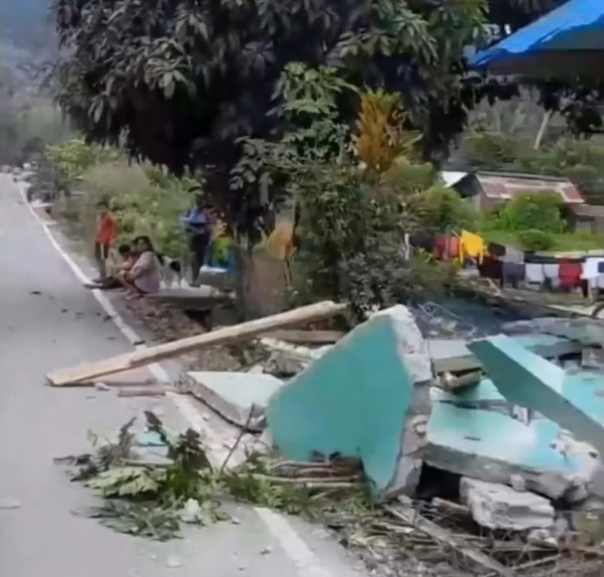 Gempa bumi tektonik M6,7 mengguncang Sigi dan Palu pada Selasa siang. Wilayah Palolo rusak parah, rumah warga roboh, dan korban luka mulai dievakuasi.