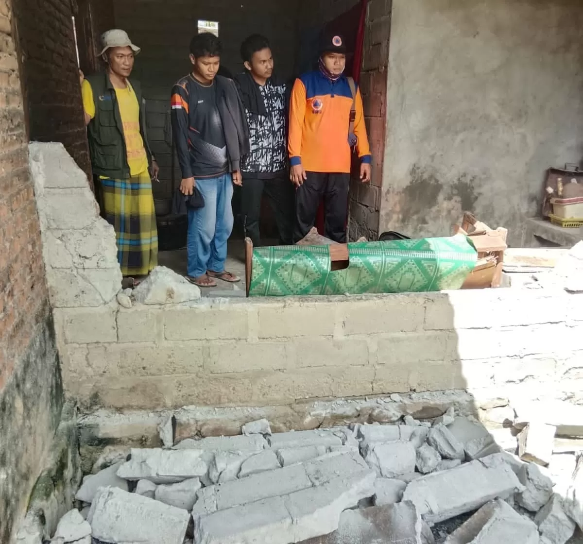 Gempa bumi darat bermagnitudo 6,7 merusak rumah warga di Parigi Moutong. Bupati imbau warga waspadai rentetan belasan gempa susulan.