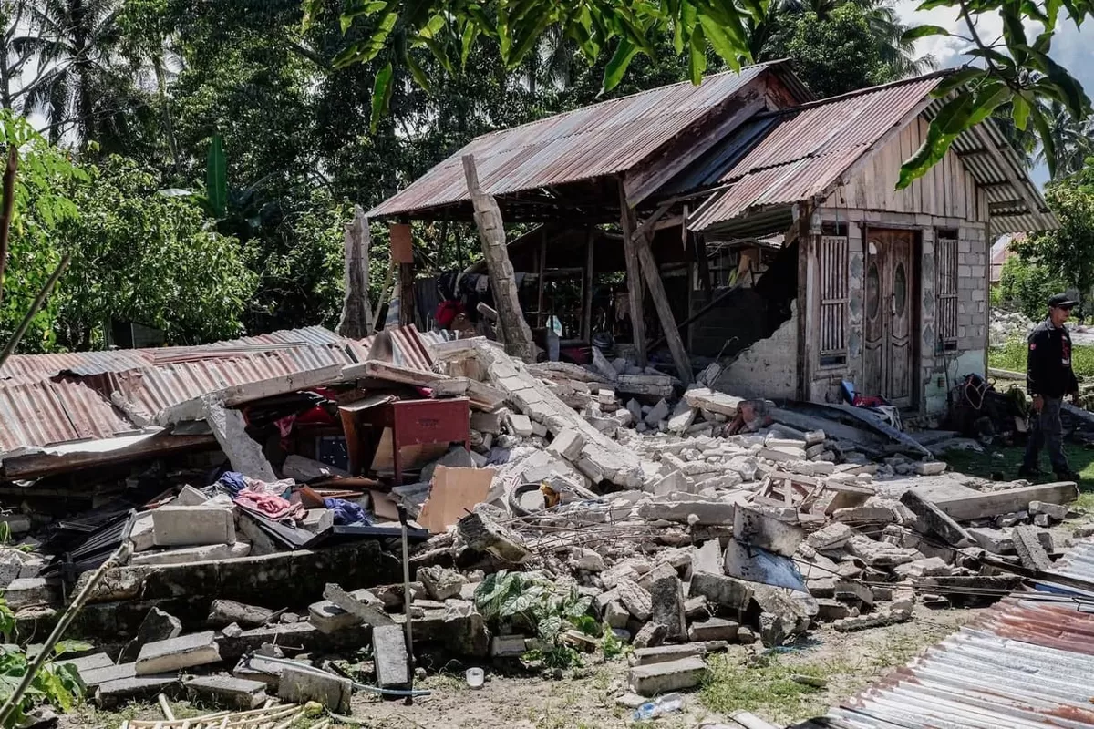 ​Gubernur Sulteng Anwar Hafid puji ketegaran warga korban gempa saat kunjungi lokasi bencana dan pastikan bantuan logistik lancar.