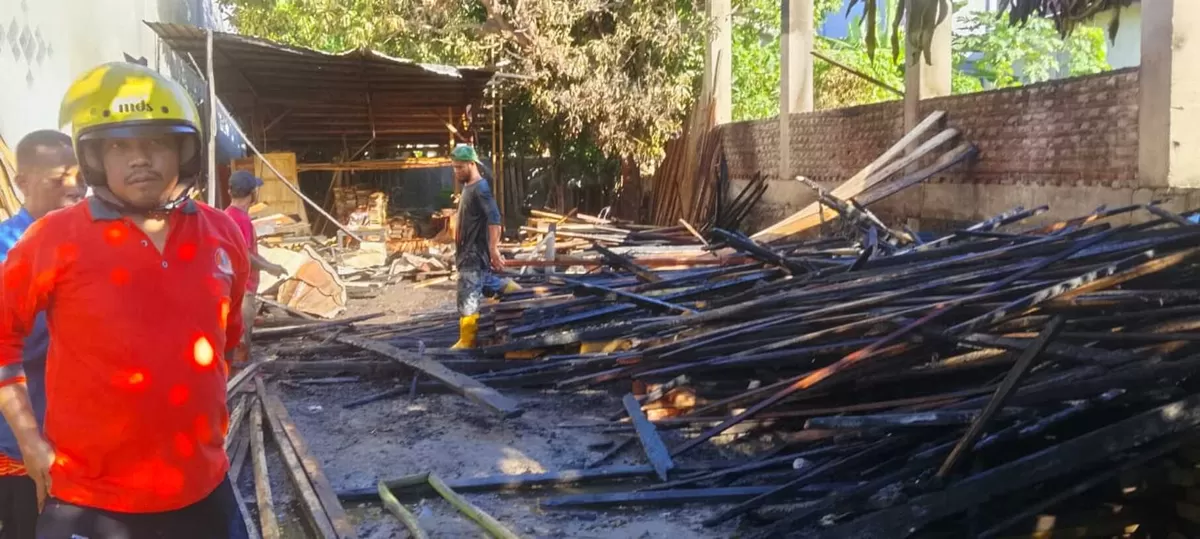 Kebakaran hebat hanguskan rumah dan usaha kayu milik Juma Ali di Saleppa. Kerugian capai Rp150 juta, penyebab api masih diselidiki.