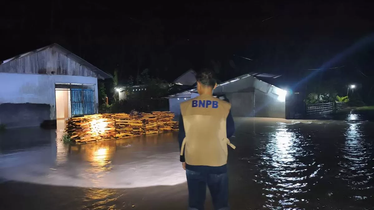 Banjir melanda Desa Olaya dan Pombalowo di Parigi Moutong akibat hujan deras. Tim gabungan langsung evakuasi warga tengah malam.
