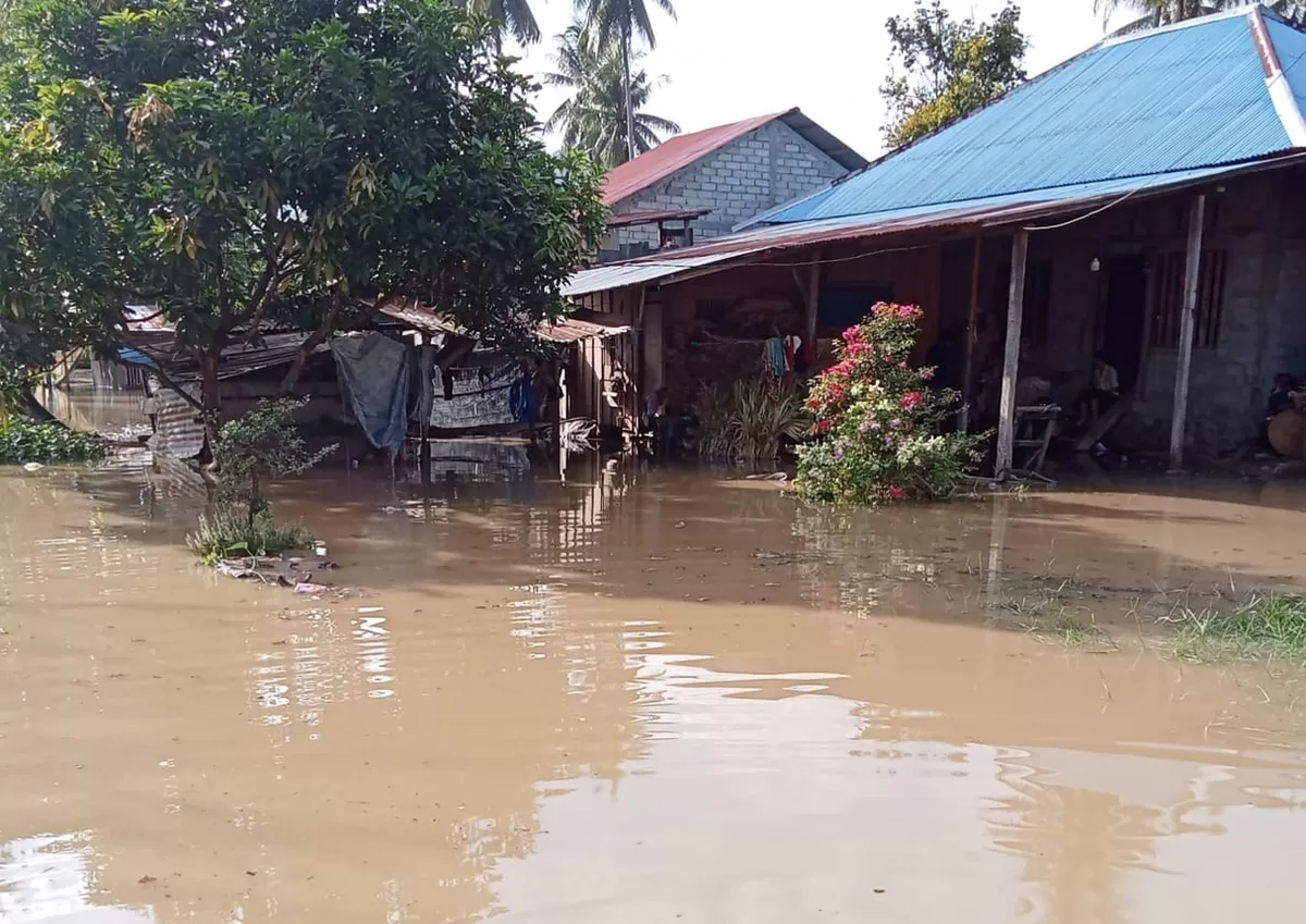 Banjir melanda Desa Lebagu, Kecamatan Balinggi, Parigi Moutong. Luapan air merendam rumah, sawah, dan tambak warga pada Sabtu tengah malam.