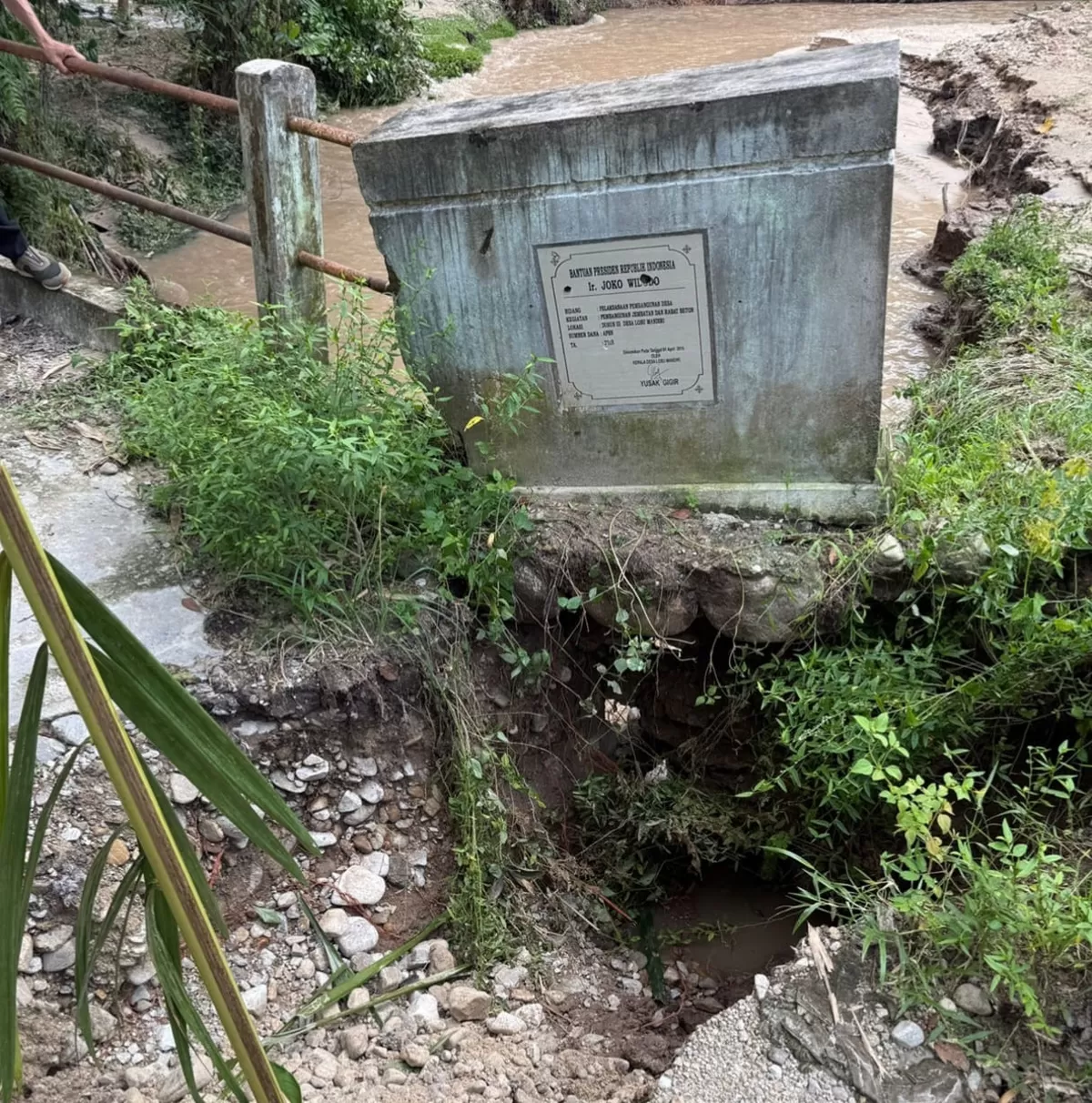 Banjir akibat hujan lebat merendam Desa Lobu Mandiri dan Parigimpu di Parigi Barat pada Sabtu (20/6/2026). Akses jembatan putus dan air kini telah surut.