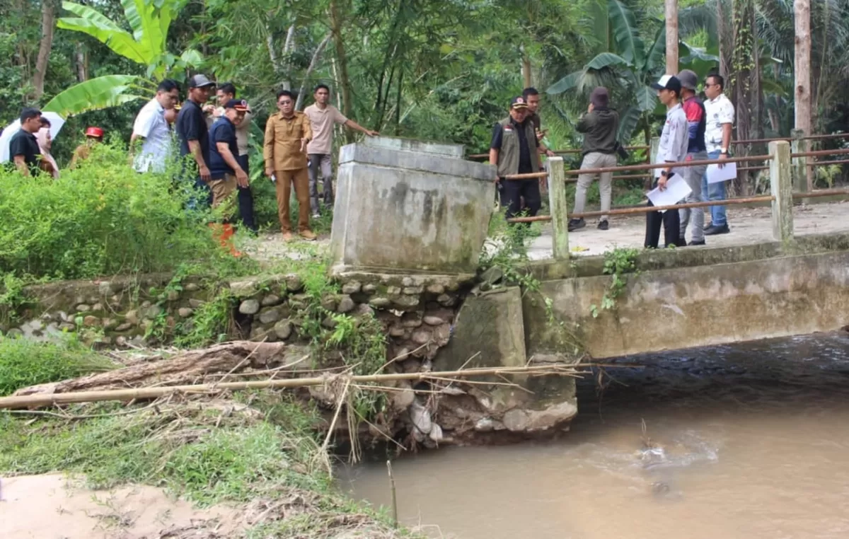 Bupati Parigi Moutong Erwin Burase meninjau langsung dampak gempa dan banjir di 12 desa. Tercatat 92 rumah rusak dan 903 jiwa terdampak.