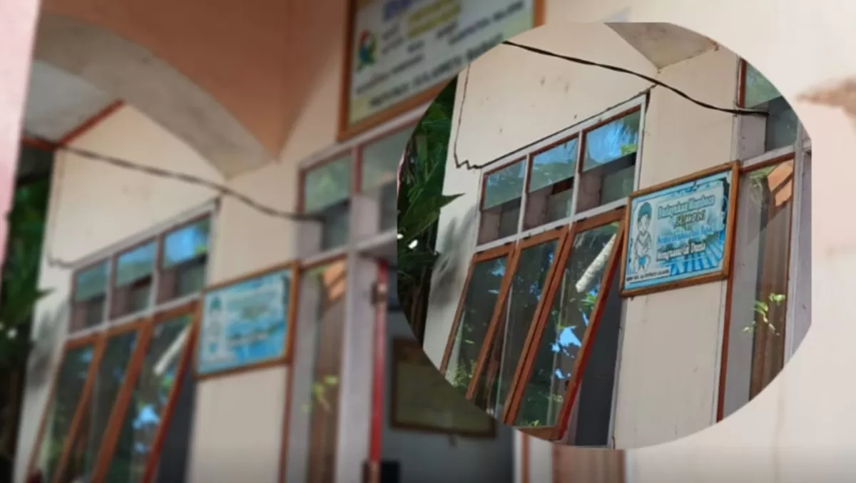 Gedung perpustakaan SDN Inpres 19 Luaor Majene rusak berat dan retak. Siswa dilarang membaca di dalam ruangan akibat kondisi bangunan tidak aman.