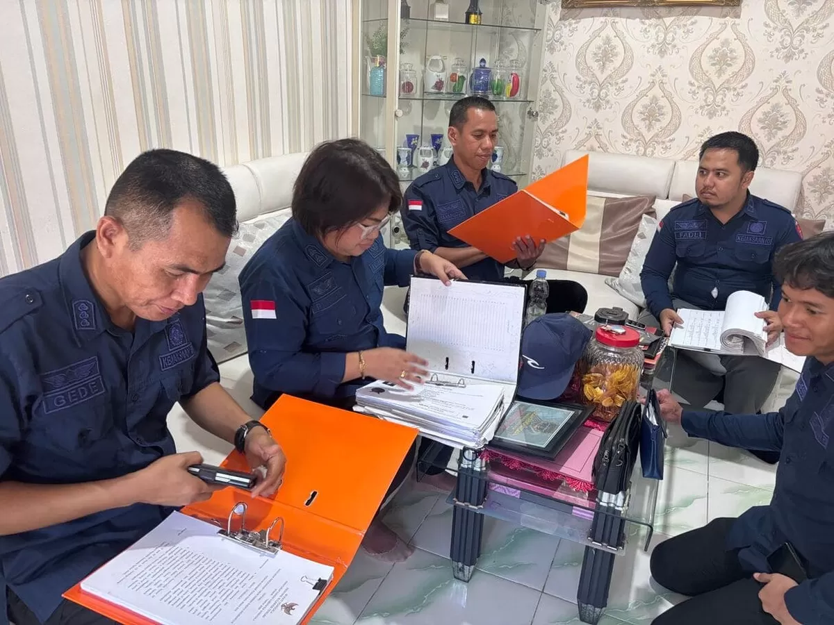 Kejati Sulteng menyita dokumen SPB dan ponsel di KSOP Teluk Palu serta kuitansi di rumah mantan Kepala Bapenda Donggala terkait kasus korupsi tambang ilegal dan pajak daerah.