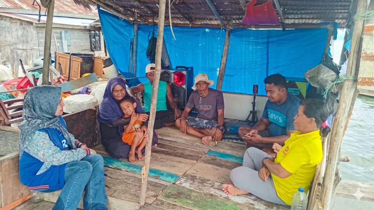 Mantri BRI Unit Salakan Eka Fitriyani Wulandari bertaruh nyawa mengarungi lautan Banggai Kepulauan demi menyalurkan modal usaha mikro.