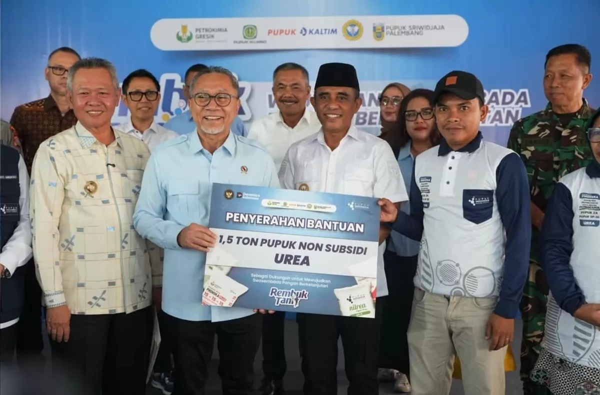 Menko Pangan Zulkifli Hasan dan Gubernur Anwar Hafid menyerahkan 3 ton pupuk di Sigi untuk dongkrak produktivitas pertanian Sulawesi Tengah.