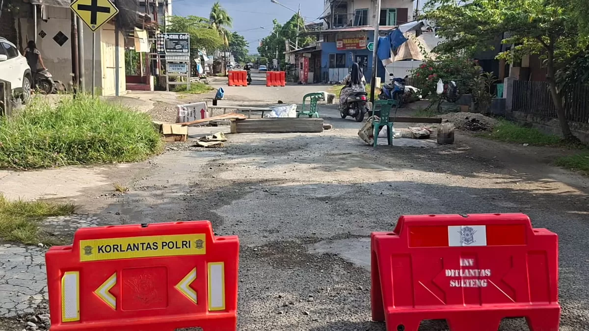 Aksi swadaya warga Parigi Moutong menambal Jalan Ki Hajar Dewantoro akibat kecewa pada janji manis pembangunan infrastruktur yang diabaikan.